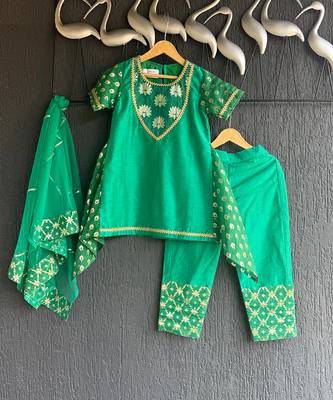 Green embroidered chanderi kurta set 2