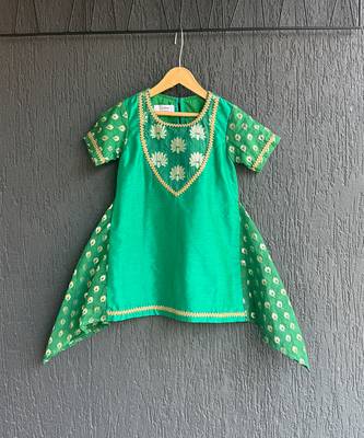 Green embroidered chanderi kurta set 4