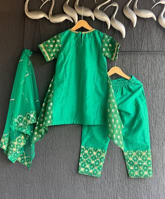 Green embroidered chanderi kurta set 5