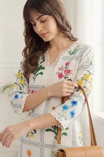 Women Floral Printed Regular Thread Work Linen Kurta with Trousers