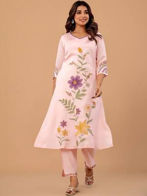 Women Floral Embroidered Regular Thread Work Kurta with Trousers 1