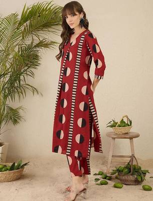 Women Printed Pleated Pure Cotton Kurta with Trousers 4