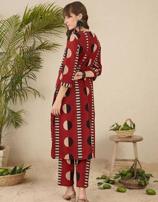 Women Printed Pleated Pure Cotton Kurta with Trousers 5