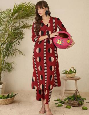 Women Printed Pleated Pure Cotton Kurta with Trousers 6