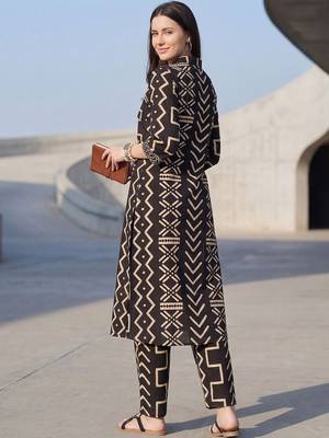 Women Printed Regular Pure Cotton Kurta with Trousers 6