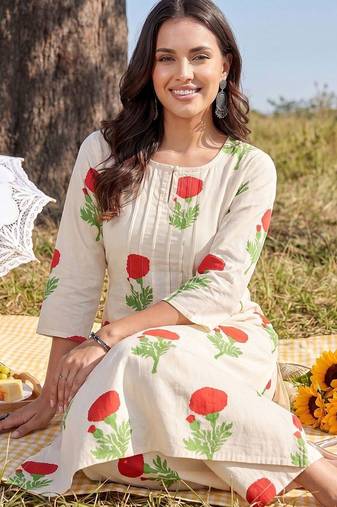 Women Floral Printed Regular  Cotton Kurta with Trousers
