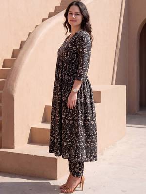 Women Ethnic Motifs Printed Tiered Pure Cotton Kurta with Trousers 3