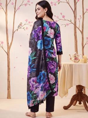 Women Floral Printed Regular Kurta with Trousers & With Dupatta 4