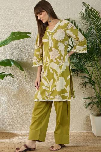 Women Floral Printed Regular Pure Cotton Kurta with Trousers