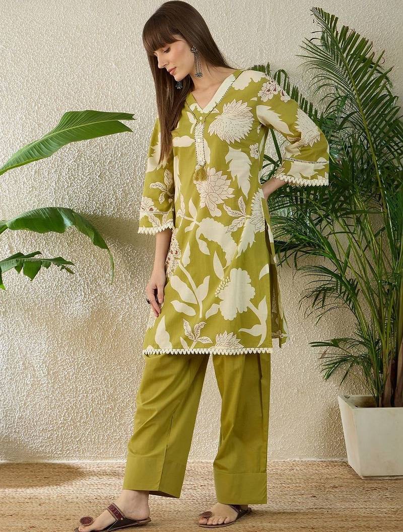 Women Floral Printed Regular Pure Cotton Kurta with Trousers