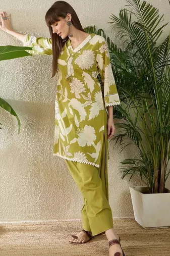 Women Floral Printed Regular Pure Cotton Kurta with Trousers