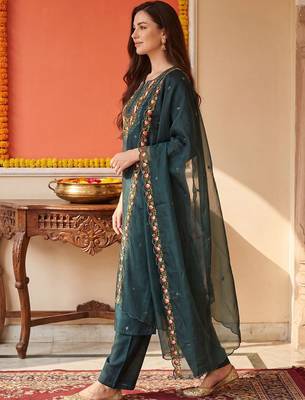 Women Floral Embroidered Regular Thread Work Kurta with Trousers & With Dupatta 4