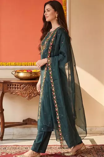 Women Floral Embroidered Regular Thread Work Kurta with Trousers & With Dupatta