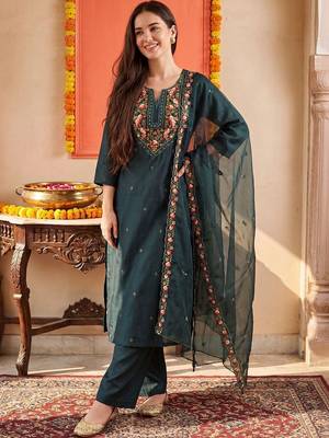 Women Floral Embroidered Regular Thread Work Kurta with Trousers & With Dupatta 5