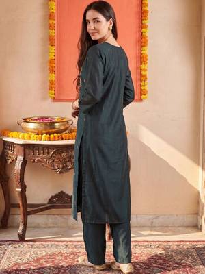 Women Floral Embroidered Regular Thread Work Kurta with Trousers & With Dupatta 6