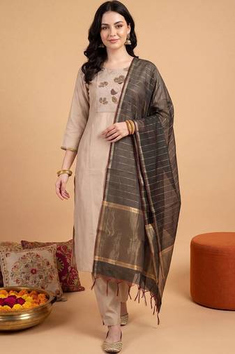 Women Floral Embroidered Regular Thread Work Kurta with Trousers & With Dupatta