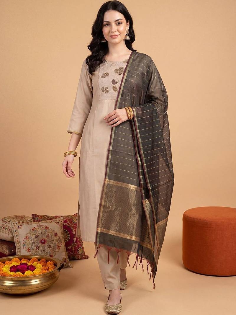Women Floral Embroidered Regular Thread Work Kurta with Trousers & With Dupatta
