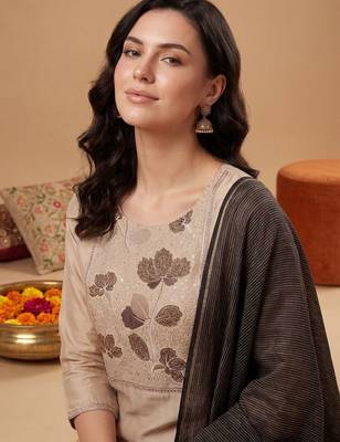 Women Floral Embroidered Regular Thread Work Kurta with Trousers & With Dupatta 2