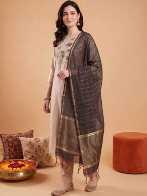 Women Floral Embroidered Regular Thread Work Kurta with Trousers & With Dupatta 3