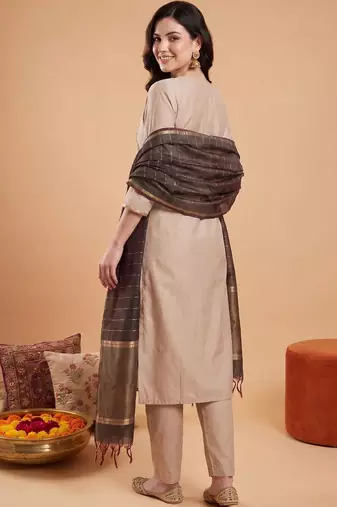Women Floral Embroidered Regular Thread Work Kurta with Trousers & With Dupatta