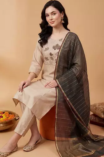 Women Floral Embroidered Regular Thread Work Kurta with Trousers & With Dupatta