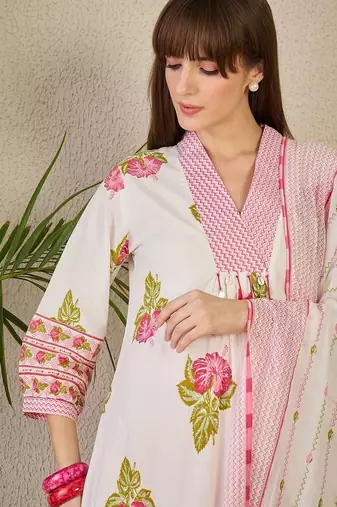 Women Floral Printed Regular Pure Cotton Kurta with Trousers & With Dupatta