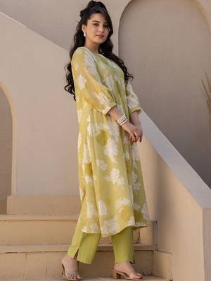 Women Floral Printed Regular Pure Cotton Kurta with Trousers 6