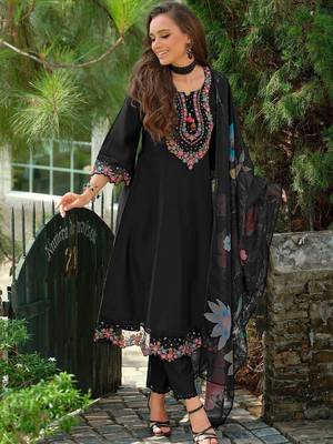 Floral Embroidered Notch neck Thread Work Straight Kurta With Trouser & Dupatta 1