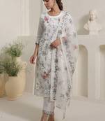 Women Floral Embroidered Thread Work Kurta With Trousers & Dupatta Kurta Sets