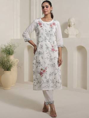 Women Floral Embroidered Thread Work Kurta With Trousers & Dupatta Kurta Sets 2