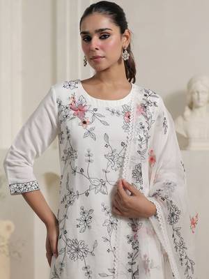 Women Floral Embroidered Thread Work Kurta With Trousers & Dupatta Kurta Sets 3