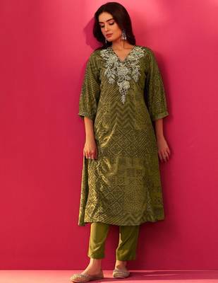 Women Ethnic Motifs Printed Straight Thread Work Kurta with Trousers 1