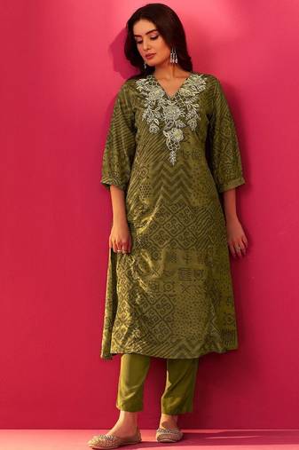 Women Ethnic Motifs Printed Straight Thread Work Kurta with Trousers