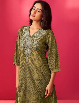 Women Ethnic Motifs Printed Straight Thread Work Kurta with Trousers 2