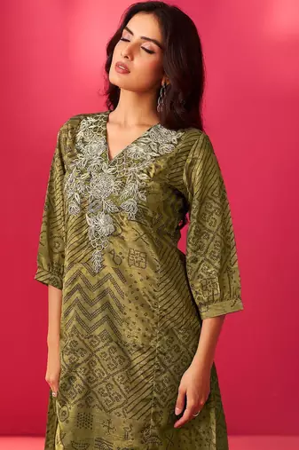 Women Ethnic Motifs Printed Straight Thread Work Kurta with Trousers