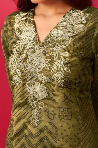 Women Ethnic Motifs Printed Straight Thread Work Kurta with Trousers