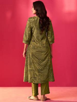 Women Ethnic Motifs Printed Straight Thread Work Kurta with Trousers 4