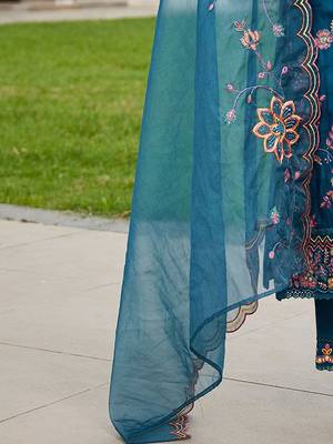 Women Floral Embroidered Regular Thread Work Kurta with Trousers & With Dupatta 2