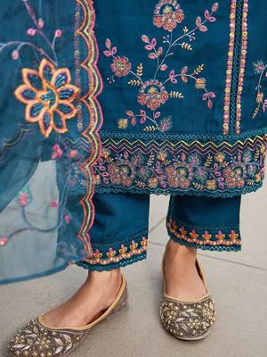 Women Floral Embroidered Regular Thread Work Kurta with Trousers & With Dupatta 3