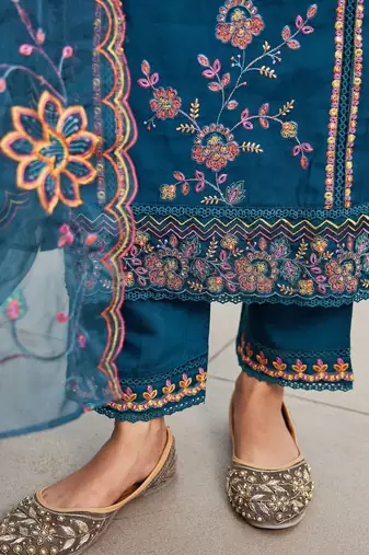 Women Floral Embroidered Regular Thread Work Kurta with Trousers & With Dupatta