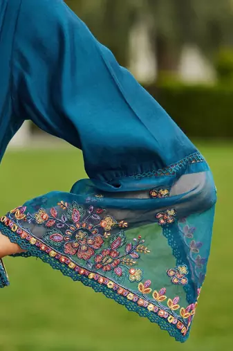Women Floral Embroidered Regular Thread Work Kurta with Trousers & With Dupatta