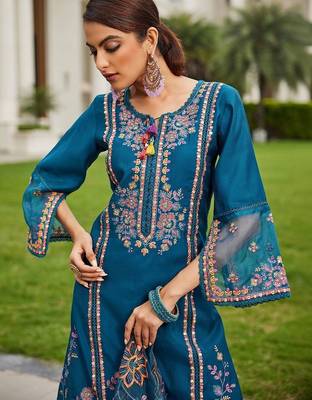 Women Floral Embroidered Regular Thread Work Kurta with Trousers & With Dupatta 7