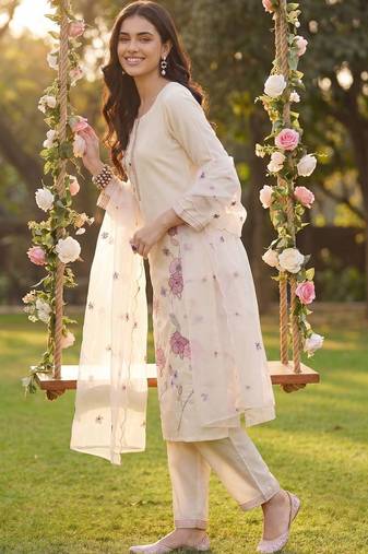 Women Floral Embroidered Regular Thread Work Kurta with Trousers & With Dupatta