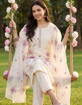 Women Floral Embroidered Regular Thread Work Kurta with Trousers & With Dupatta 5