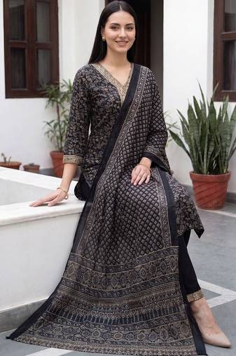 Women Floral Printed Regular Pure Cotton Kurta with Trousers & With Dupatta