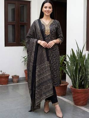 Women Floral Printed Regular Pure Cotton Kurta with Trousers & With Dupatta 5