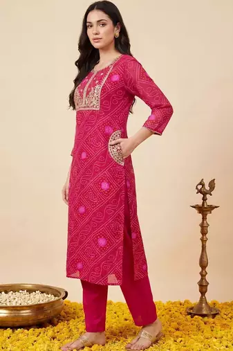 Women Bandhani Printed Regular Thread Work Kurta with Trousers & With Dupatta