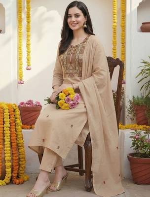 Women Floral Embroidered Regular Thread Work Kurta with Trousers & With Dupatta 1