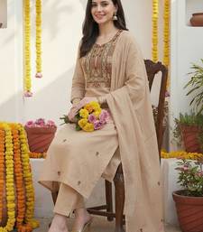 Women Floral Embroidered Regular Thread Work Kurta with Trousers & With Dupatta