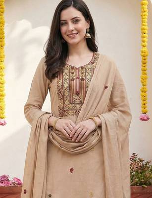 Women Floral Embroidered Regular Thread Work Kurta with Trousers & With Dupatta 2